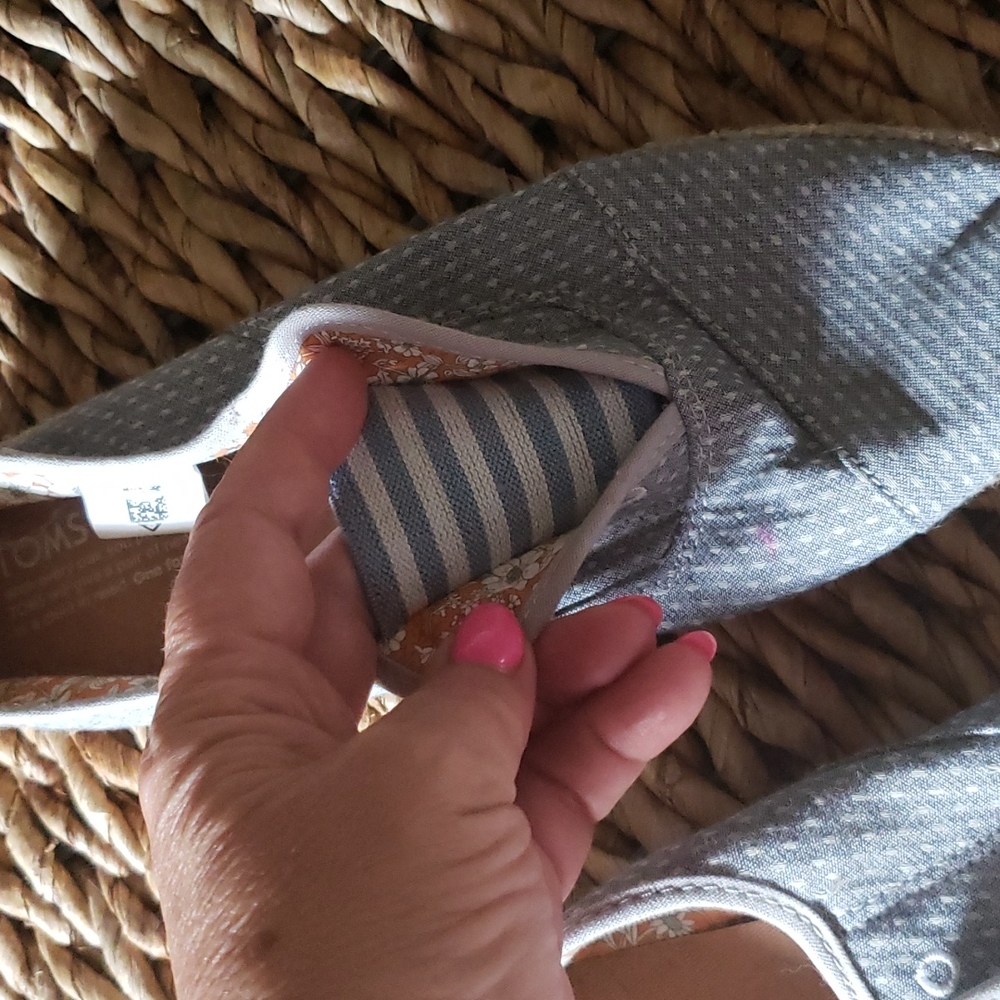 TOM'S slip ons. Nearly new